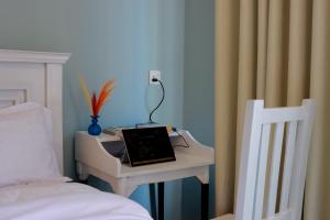 Serene Hideaway, Executive Studio- Pool, Gym & Walk to Yaya