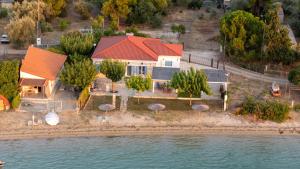 Bluevera sandy beachfront villa-Aidipsos bay