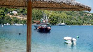 Bluevera sandy beachfront villa-Aidipsos bay