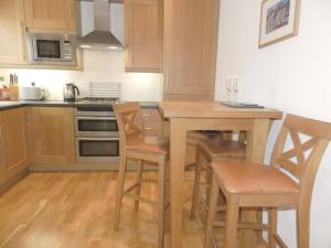 River Cottage, Arundel Riverside, Just Steps from the Historic Town