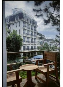 Cloudy Mountain Premium