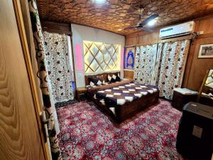 Houseboat Young Life