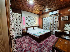 Houseboat Young Life