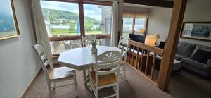 Cozy Condo- 3 bedroom lakefront condo with fireplace