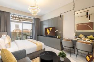 Vogue Vacation Homes, Downtown Mag 318 near Burj Khalifa and Dubai Mall, Studio Apartment with Balcony, Canal and City Skyline View, Access toAmenities