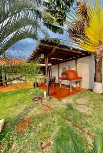 Casa com churrasqueira e piscina