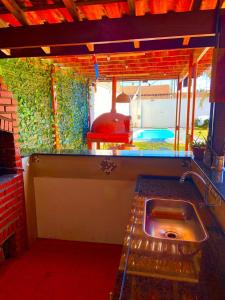 Casa com churrasqueira e piscina