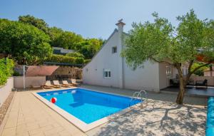 Four-Bedroom Holiday Home In Glavina Donja