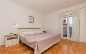 Four-Bedroom Holiday Home In Glavina Donja