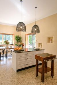 Snoozeys Escape - luxury homestead on 9 acres of secluded nature