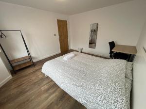 6 Bedroom Home, FREE Parking & Wi-Fi Garden