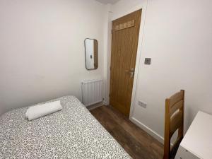 6 Bedroom Home, FREE Parking & Wi-Fi Garden