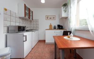 Nice Apartment In Karlobag With Wifi