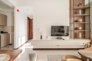 Luxury 2 Bed at Trizen by Resident Villas