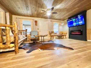 Remodelled cabin! great location!