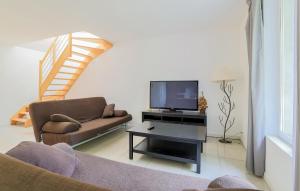 Beautiful Home In Monthenault With Wifi