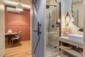 Tova Pearl - Cozy, Modern 2BR Apt, DT, Ultracentral, Chabad across street, 20 min walk to Old Town
