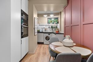 Tova Pearl - Cozy, Modern 2BR Apt, DT, Ultracentral, Chabad across street, 20 min walk to Old Town