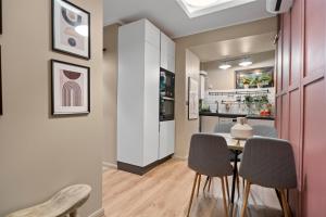 Tova Pearl - Cozy, Modern 2BR Apt, DT, Ultracentral, Chabad across street, 20 min walk to Old Town