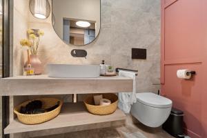 Tova Pearl - Cozy, Modern 2BR Apt, DT, Ultracentral, Chabad across street, 20 min walk to Old Town