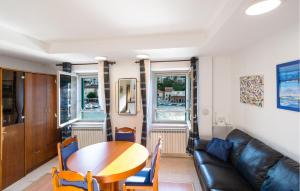 Three-Bedroom Apartment In Povlja