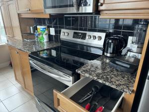 Lovely 1 bedroom Condo Downtown Mississauga Square One
