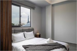 M03 Modern room with Landmark81 view