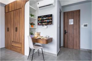 M03 Modern room with Landmark81 view