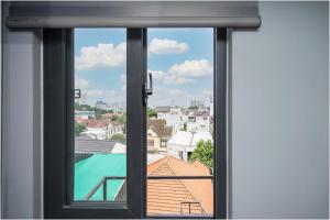 M03 Modern room with Landmark81 view