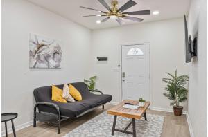 Glorius Amazing 2BR1BA Stay Near Lively Downtown