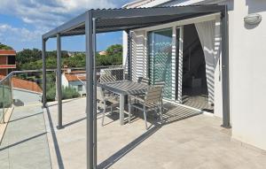 3 Bedroom Stunning Apartment In Peroj 