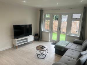 Rose Mews, Newly Refurbed Modern Interior with Garden