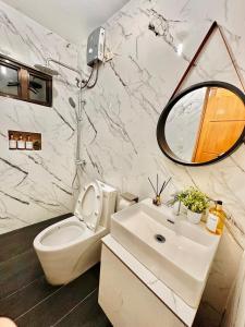 Cozy 2BR Home near airport with pool access