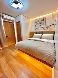 Cozy 2BR Home near airport with pool access