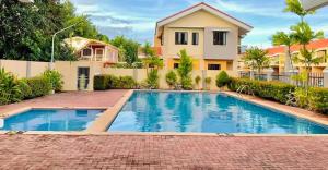 Cozy 2BR Home near airport with pool access