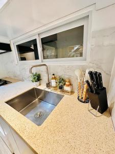 Cozy 2BR Home near airport with pool access