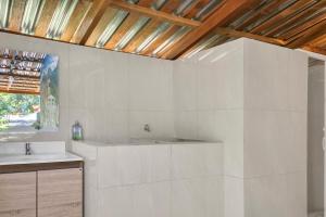 Cozy Bedroom in a coffee farmn in Coatepeque Lake