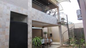 Quarto com varanda e cozinha e entrada independente