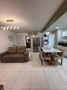 Apartamento de 2 quartos na beira mar com todos os quartos com vista mar