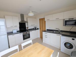 Sandy Toes - Top floor with stunning sea view! Dogs welcome on request, extra fee