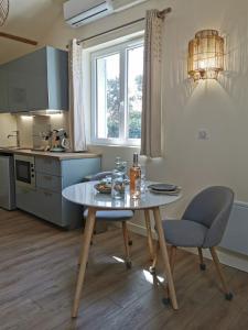 Aux portes de la plage, entièrement rénovés, climatisation, wifi, Parking gratuit, linge de maison fournit, ménage en fin de séjour compris