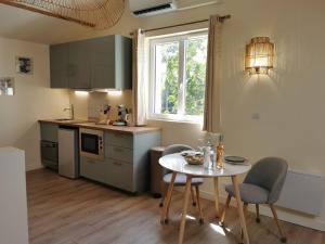 Aux portes de la plage, entièrement rénovés, climatisation, wifi, Parking gratuit, linge de maison fournit, ménage en fin de séjour compris