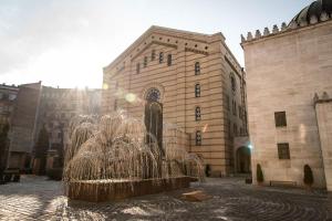 Luxe Skyline Serenity Retreat by Dohany Synagogue