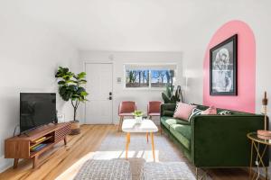 Relaxing Dolly Apartment on Music Row