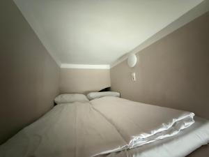 Dependance Rooms I 6 Mins to U6 Alser Straße I Self Check In