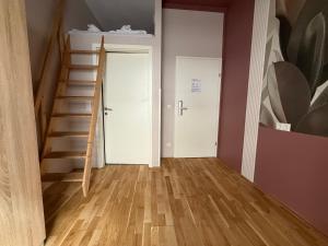 Dependance Rooms I 6 Mins to U6 Alser Straße I Self Check In