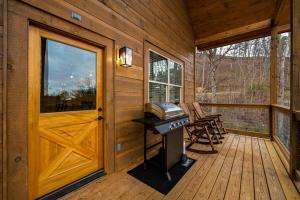 Relaxing cabin retreat-pool, hot tub and game room