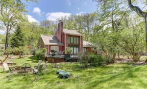 Hot tub, Sauna, fire pit, games and nature in Lake Poconos - Ubytování bez kategorie ve městě Pocono Summit