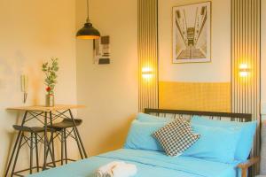 Casa - Central Charm Studio with Skyline Views Near Ayala Mall