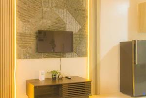 Casa - Central Charm Studio with Skyline Views Near Ayala Mall